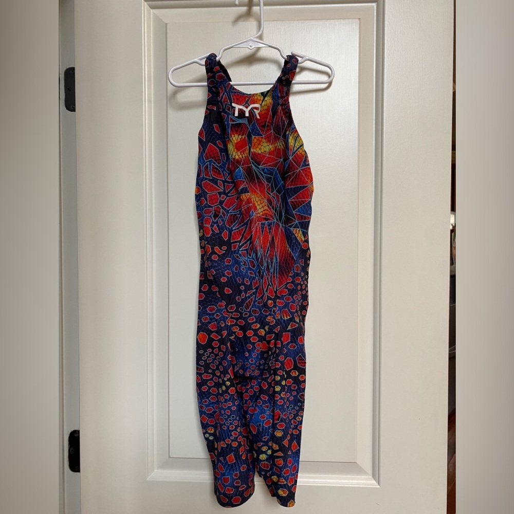 EUC TYR Avictor Venom Kneeskin Closed Back Size 29